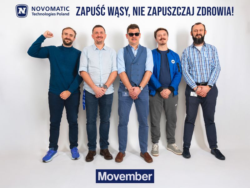 Mężczyźni z NTP z efektownie zapuszczonymi wąsami, pozujący w ramach promocji akcji Movember.