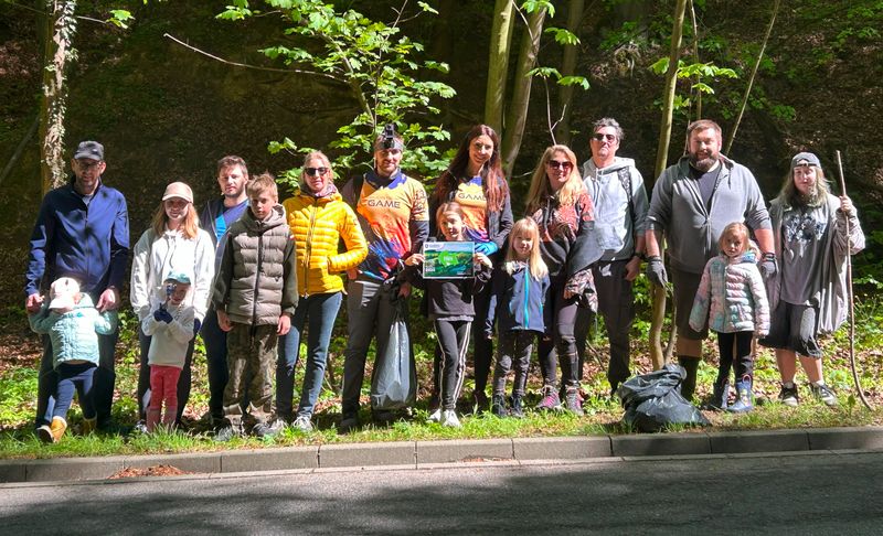 Pracownicy NTP wraz z rodzinami przygotowujący się do sprzątania okolicy w ramach Sprzątania Świata.