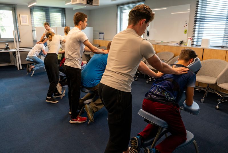 Pracownicy Novomatic Technologies Poland korzystają z profesjonalnych masaży w ramach dnia zdrowia pracownika.