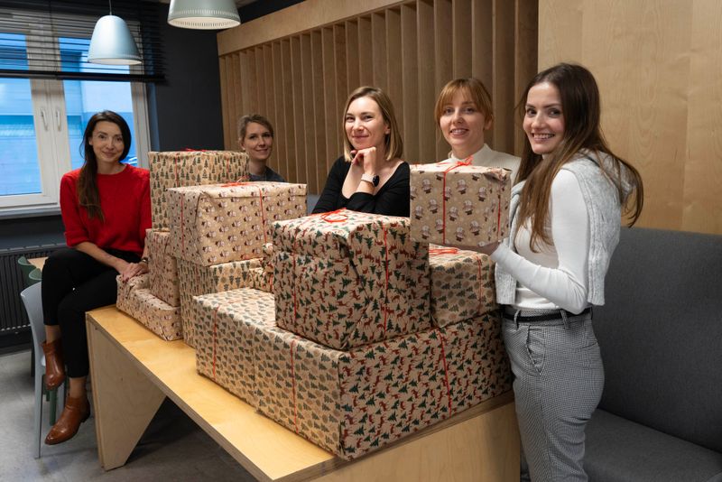 Nasi pracownicy pakujący prezenty dla Szlachetnej Paczki.