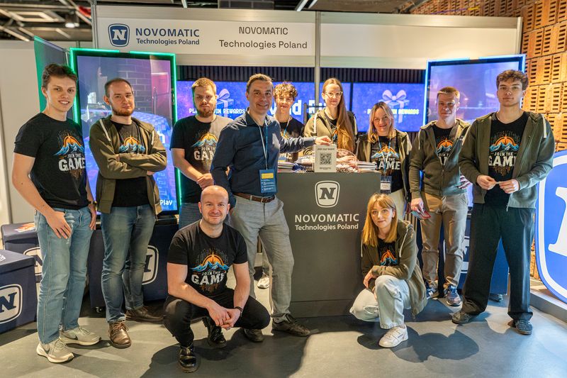 Pracownicy Novomatic Technologies Poland w dopasowanych koszulkach firmowych, promujący naszą firmę na stoisku kariery NTP.