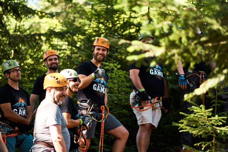 Pracownicy Novomatic Technologies Poland przygotowujący się do pokonania parku linowego.