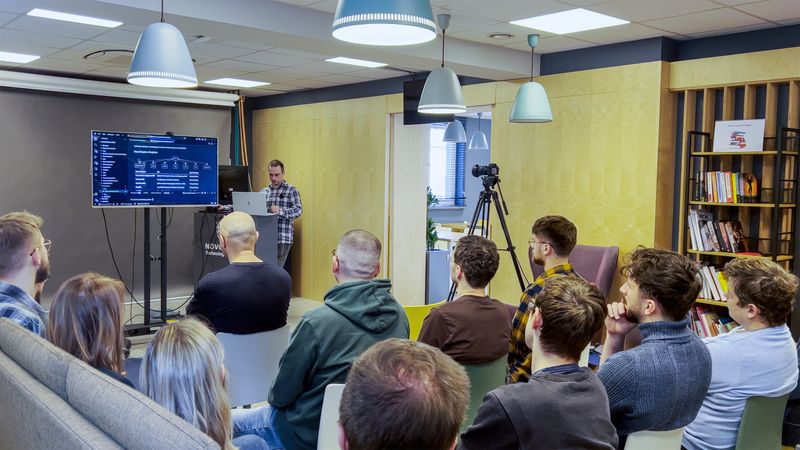 Pracownik NTP wygłasza prelekcję w ramach wydarzenia wymiany wiedzy o nazwie Edu4You.